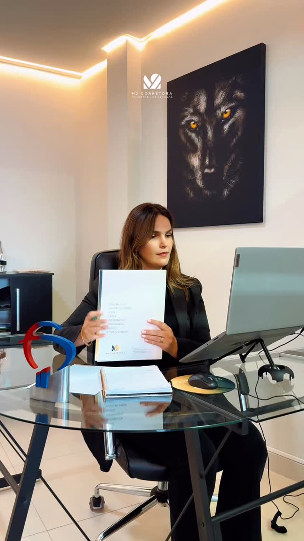 Corretora apresentando apólice